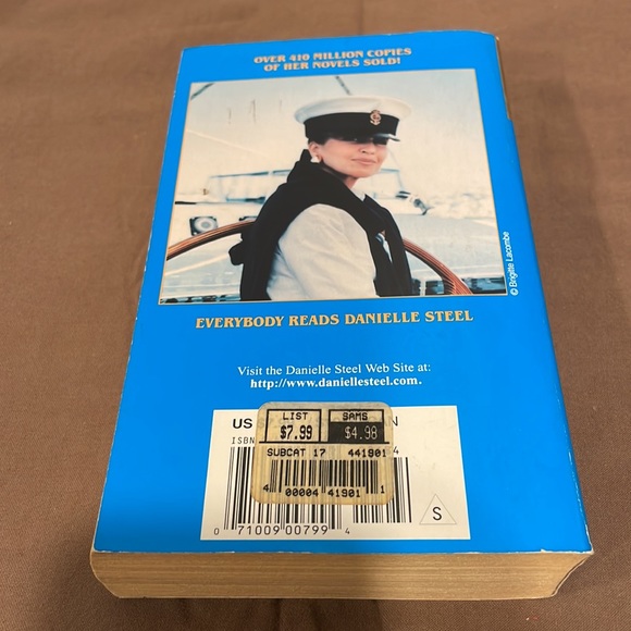 Lot of 2 Danielle Steel Books 📚 Bundle your likes for a special deal📚 - Picture 3 of 9